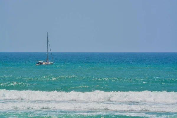 Bir tekne Akdeniz'de Ashkelon, İsrail