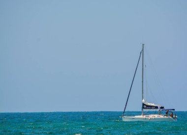 Bir yelken tekne Akdeniz'de Eshkelon, İsrail.