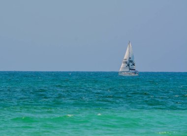 Bir yelken tekne Akdeniz'de Eshkelon, İsrail.