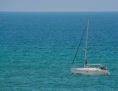 Bir yelken tekne Akdeniz'de Eshkelon, İsrail.