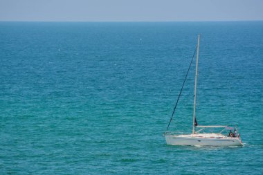 Bir yelken tekne Akdeniz'de Eshkelon, İsrail.