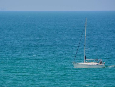 Bir yelken tekne Akdeniz'de Eshkelon, İsrail.