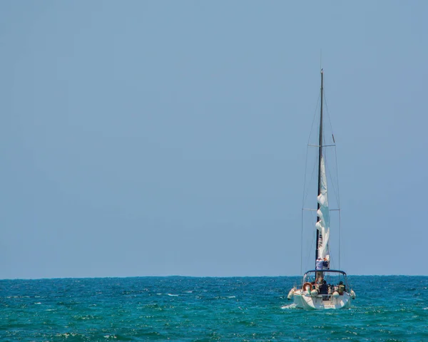 En segelbåt på havet i Eshkelon, Israel. — Stockfoto