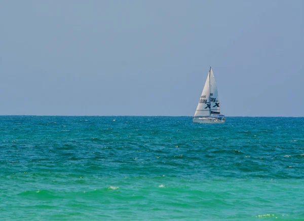 Bir yelken tekne Akdeniz'de Eshkelon, İsrail.