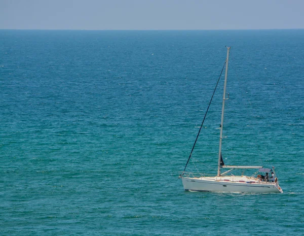 Bir yelken tekne Akdeniz'de Eshkelon, İsrail.