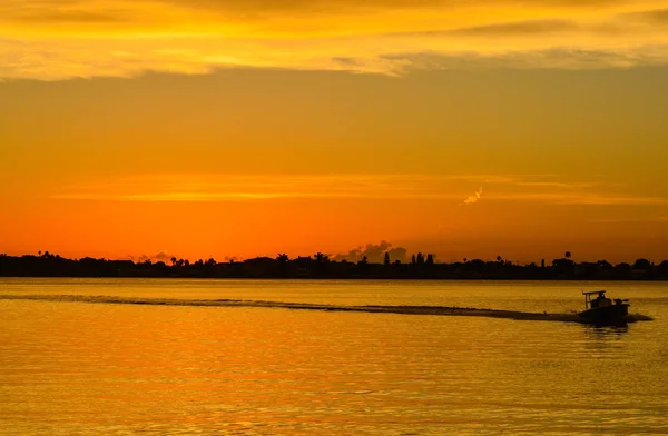 Puesta de sol con la silueta de un barco en la intercostera en Belleair Bluffs, Florida — Foto de Stock