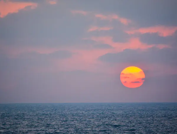 Ηλιοβασίλεμα πάνω από τη Μεσόγειο θάλασσα στο Ασκελόν, Ισραήλ — Φωτογραφία Αρχείου