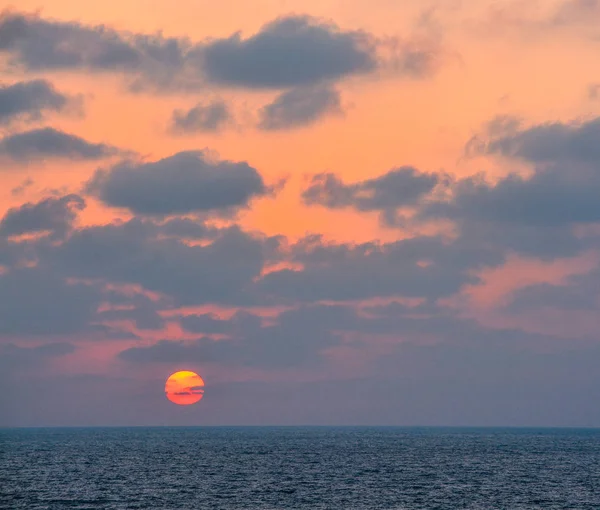 Ηλιοβασίλεμα πάνω από τη Μεσόγειο θάλασσα στο Ασκελόν, Ισραήλ — Φωτογραφία Αρχείου