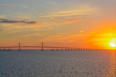 Sunshine Skyway köprü siluet Tampa Bay, Florida üzerinde
