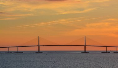 Sunshine Skyway köprü siluet Tampa Bay, Florida üzerinde