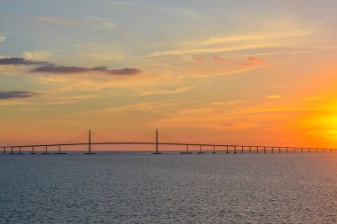 Sunshine Skyway köprü siluet Tampa Bay, Florida üzerinde