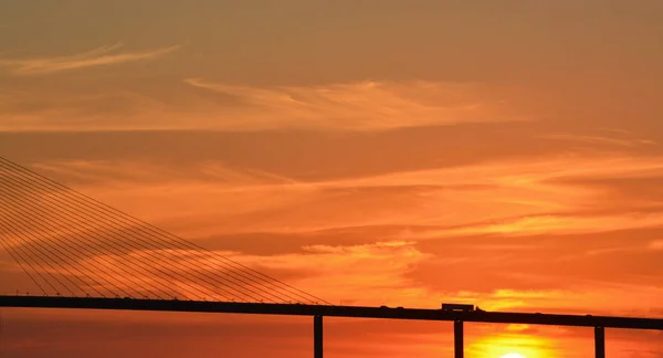Sunshine Skyway Bridge Silhouette en Tampa Bay, Florida — Foto de Stock