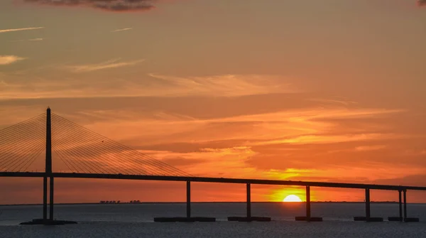 Sunshine Skyway köprü siluet Tampa Bay, Florida üzerinde — Stok fotoğraf