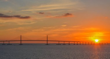 Sunshine Skyway köprü siluet Tampa Bay, Florida üzerinde
