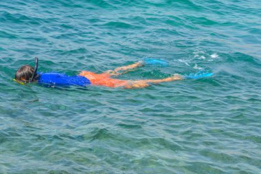 İsrail 'deki Caesarea Ulusal Parkı' nda Akdeniz 'de şnorkelle yüzmek.