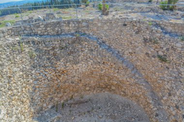 Kral Jeroboam zamanında kamusal tahıl ambarı. Tel Megiddo Ulusal Parkı, Dünya Mirası Alanı 'nda. Megiddo Şehri, İsrail.