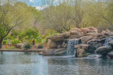 Maricopa County, Arizona Usa 'daki Sonoran Çölü' ndeki Anthem 'e su düştü. 