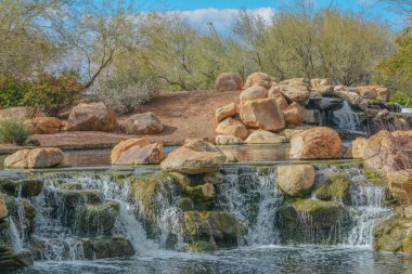 Maricopa County, Arizona Usa 'daki Sonoran Çölü' ndeki Anthem 'e su düştü. 
