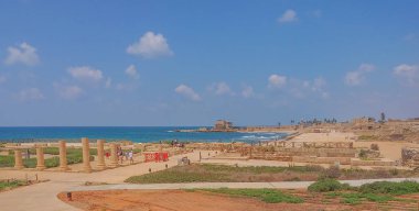 Caesarea Ulusal Parkı 'ndaki Roma harabeleri Akdeniz kıyısında, kuzey Sharon, İsrail' de.