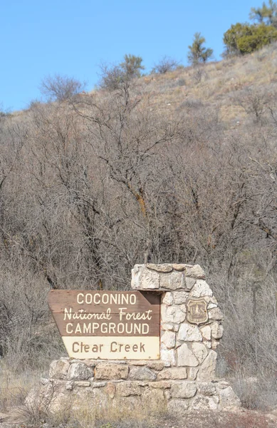 科科宁诺国家森林露营地在清溪标志 亚利桑那州Yavapai县 — 图库照片
