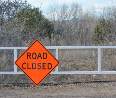 Arizona 'nın Yavapai ilçesindeki Verde Gölleri' ndeki Yol Kapalı tabelası.