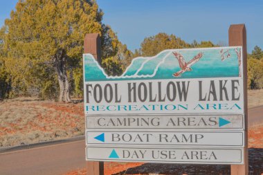 Fool Hollow Gölü, Kamp Alanı, Tekne Rampası, Gündüz Kullanım Alanı tabelası. Show Low, Navajo Bölgesi, Apache Sitgreaves Ulusal Ormanı, Arizona Usa