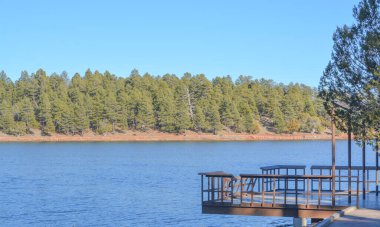 Navajo County, Apache Sitgreaves Ulusal Ormanı, Arizona Usa 'daki Fool Hollow Gölü' ne uzanan huzurlu bir güverte manzarası.