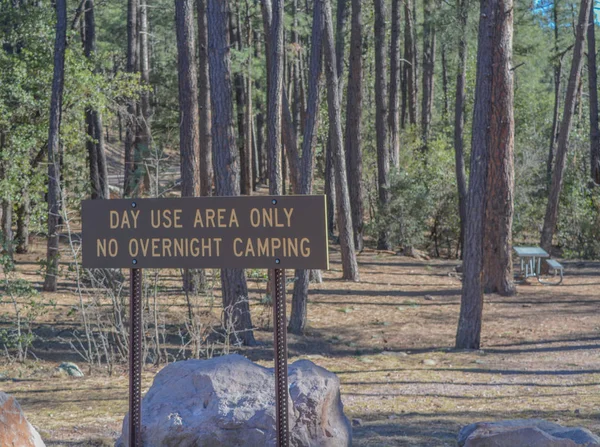 亚利桑那州Gila县Tonto国家森林 仅供日间使用的无夜间露营标志A — 图库照片