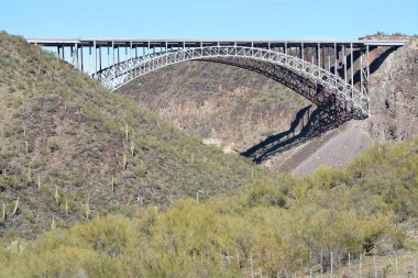 Burro Creek Köprüsü, Sonoran Çölü 'ndeki Burro Creek Kamp alanı yakınında, Arizona ABD