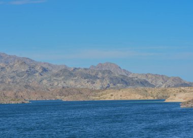 Arizona Nevada sınırındaki Mohave Gölü 'nün güzel manzarası Mead Gölü Ulusal Rekreasyon Bölgesi' nde. Mohave County, Arizona Usa