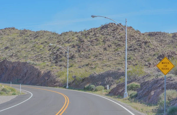 アリゾナ州モハベ郡レイクミード国立レクリエーション地域のアリゾナ州境近くの岩の標識を見る — ストック写真