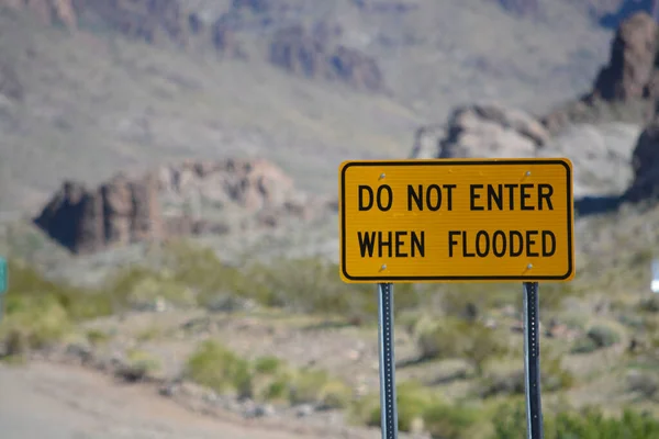 亚利桑那州莫法县66号公路被水淹时请勿进入 — 图库照片