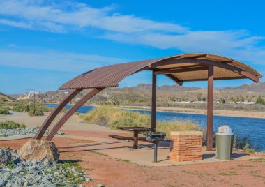 Mead Gölü Ulusal Rekreasyon Bölgesi 'ndeki Colorado Nehri' ne bakan piknik alanı, Laughlin, Nevada Usa