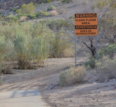 Nevada, Clark County 'deki Mead Gölü Ulusal Rekreasyon Alanında Flash Flood Alanı İşareti