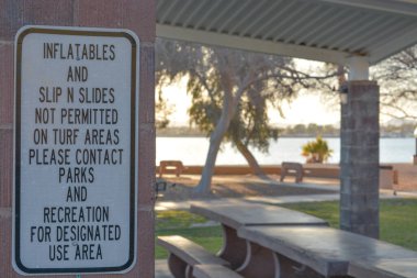 Şişirilebilir ve Slip N Slaytları Rotary Community Park 'taki çim alanlarında yasaktır. Havasu Gölü, Mohave County, Arizona ABD