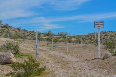 Servis Yolu Yetkili Araçlar sadece Estrella Park 'ta imza atabilir. Goodyear, Maricopa County, Arizona ABD