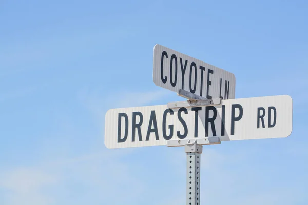 アメリカアリゾナ州マリコパ郡グッドイヤーにおけるDragstript Sign Coyote Sign — ストック写真