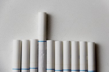 Açılan paket sigara gri arka plan üzerinde kırpma yoluyla yalan.