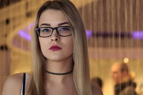 Schönheit sexy Mode Modell Frau Porträt trägt Brille wegschauen lächelnd isoliert auf hellgelbem Hintergrund schön — Stockfoto