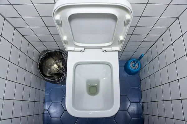 Toalettskål i toaletten. Toalett i toaletten, vy uppifrån. — Stockfoto