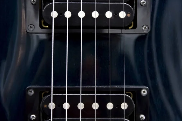 Detail of six-string electric guitar closeup, selective focus.Processed with vintage style. pickups of an electric guitar close-up in a low key, copy paste texture background — Stock Photo, Image