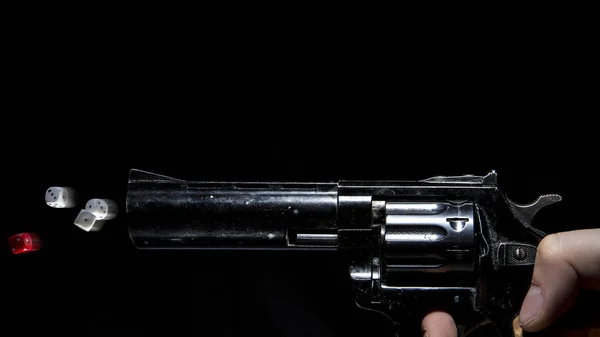 De oude revolver schiet dobbelstenen. concept geïsoleerd op een zwarte achtergrond — Stockfoto