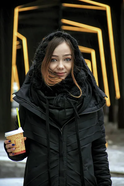 Mooie tiener hipster meisje buiten in de winter sneeuw park plezier koffie drinken, warming-up gelukkig lachend, levensstijl mensen concept. heel mooi meisje drinkt koffie in de straat in de winter — Stockfoto