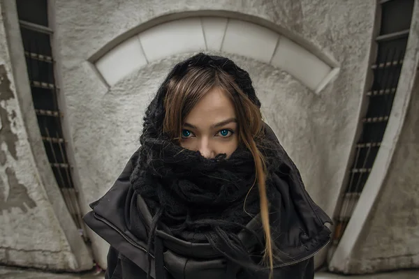 Jovem menina loira moda vestindo longo lenço preto no fundo do edifício futurista — Fotografia de Stock