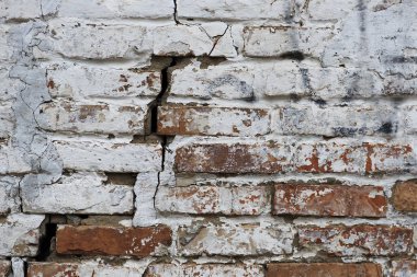 Dökülen alçı ve desenli eski, eski, kirli tuğla duvarın arka planı