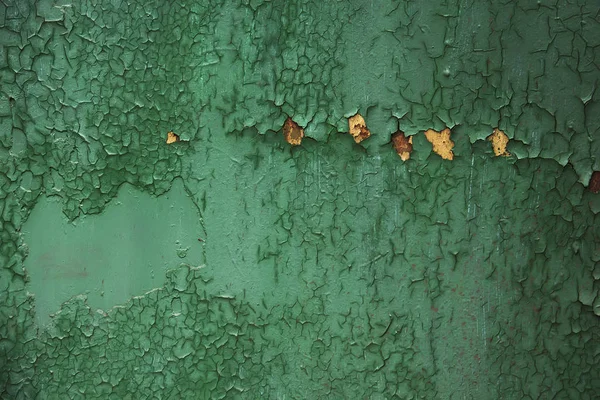 老式的垃圾一个古老的绿色油漆薄板的特写, 金属门剥落油漆和铁锈. — 图库照片