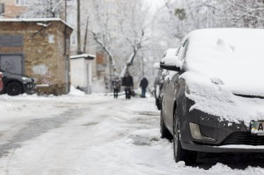 Kar Fırtınası sırasında karla kaplı arabalar