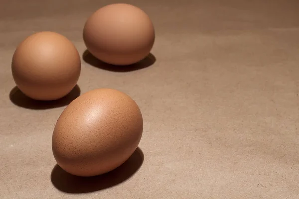 Rusztikus barna papír alapon barna tojás — Stock Fotó