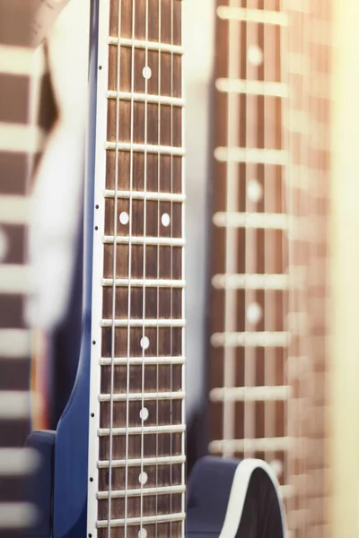 Griff gitaren close-up op de achtergrond van andere gieren voor gitaren — Stockfoto