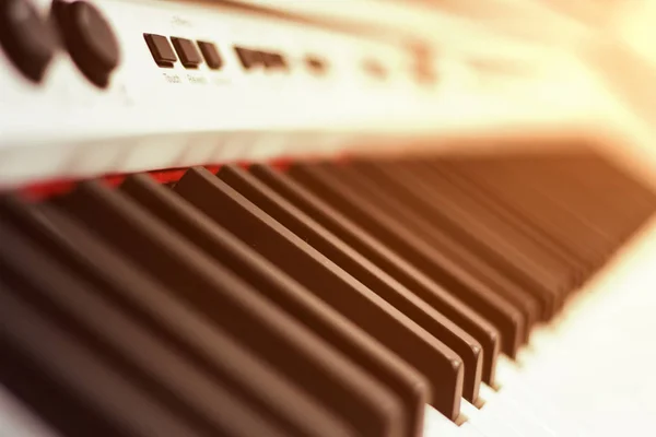 Closeup white piano keys, white piano isolated, side view of an instrument. learning to play at home. white grand digital piano. piano keyboard. concert concept. selective focus. — Stock Photo, Image